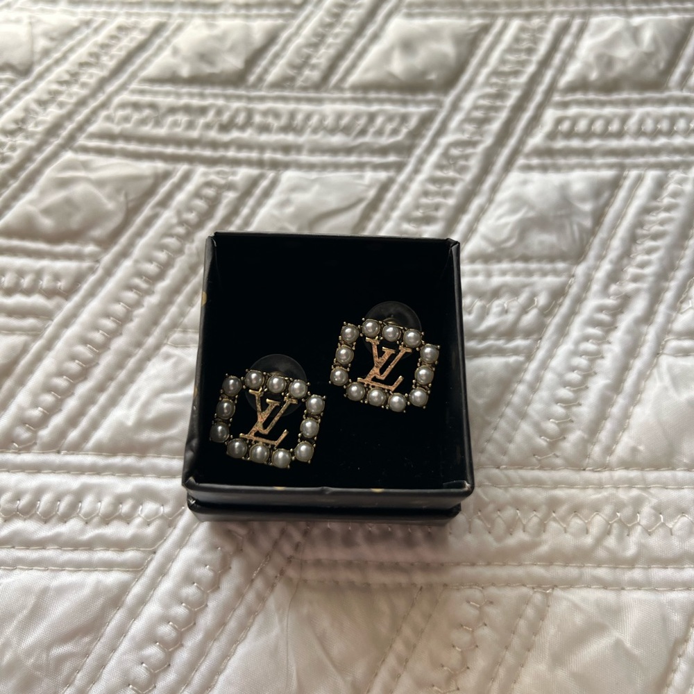 Only worn once & disinfected. Bought off Poshmark.